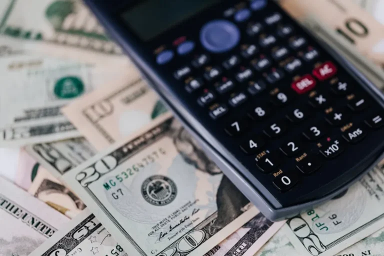 Dollar Index: Price, Outlook, Risks, and Market Signals