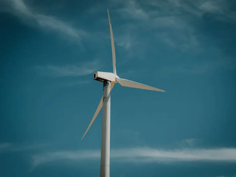 Renewable Energy vs Oil and Gas: Business Impact