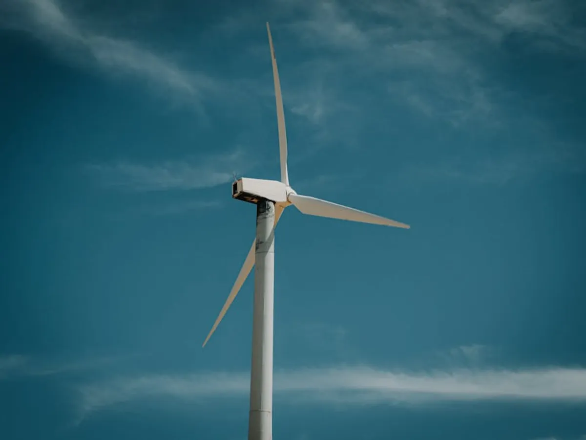 Renewable Energy vs Oil and Gas: Business Impact